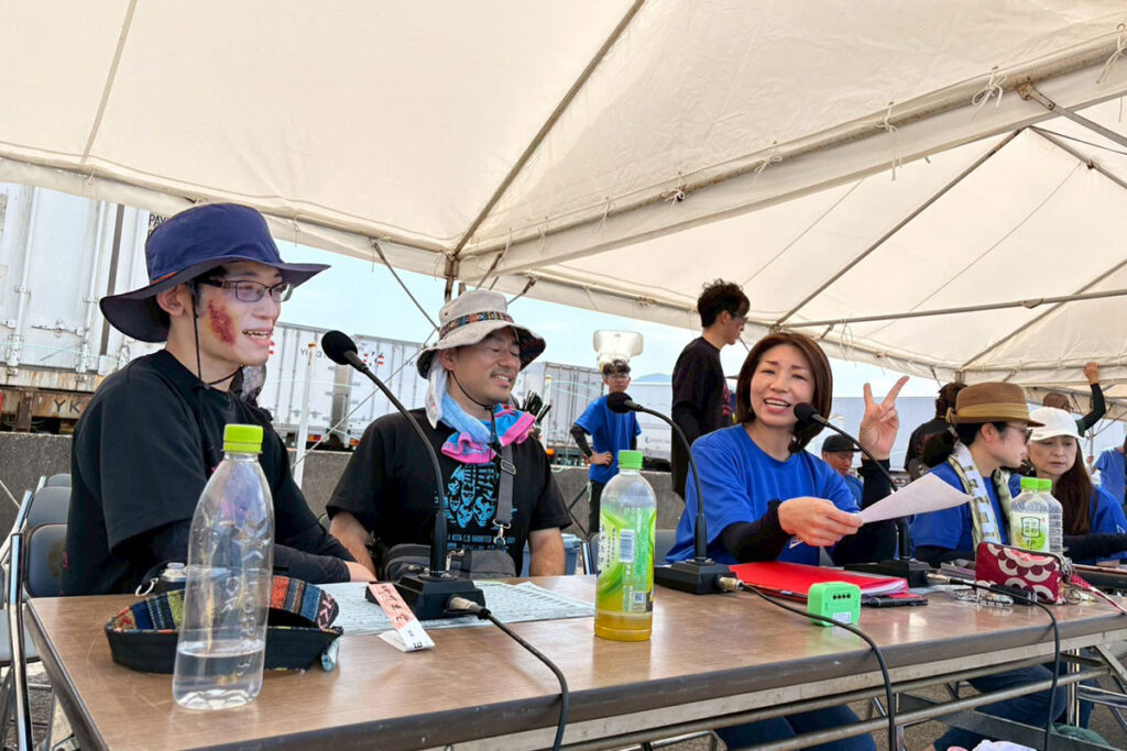 会場本部にて「旧敦賀北小お化け屋敷」のPR